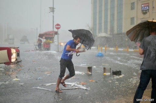 عاصفة رعدية عنيفة تضرب مدينة اسطنبول