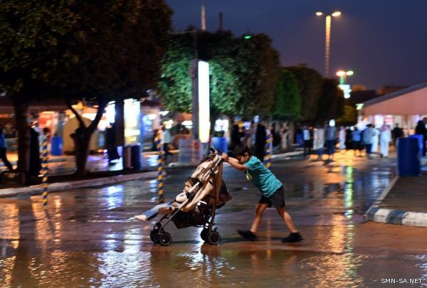 مهرجان أبها للتسوق تحت زخات المطر