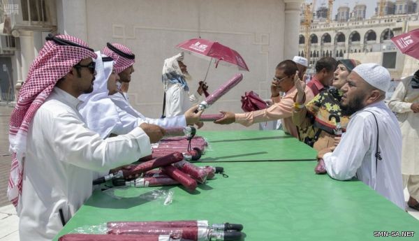 الإدارة العامة للإشراف الميداني بالمسجد الحرام توزع الهدايا على الحجاج