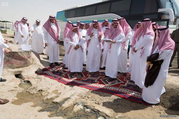 الأمير بدر بن سلطان يقف على عين الحواس الكبريتية ويوجه بدراسة للاستفادة منها والمواقع المحيطة بها سياحياً