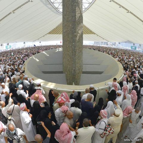 #حجاج بيت الله الحرام يرمون جمرة العقبة يوم #النحر