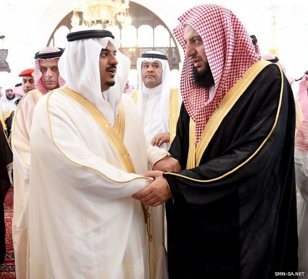 الأمير محمد بن عبدالرحمن يؤدي صلاة الميت على الشيخ عبدالمحسن آل الشيخ ويقدم العزاء لأسرته