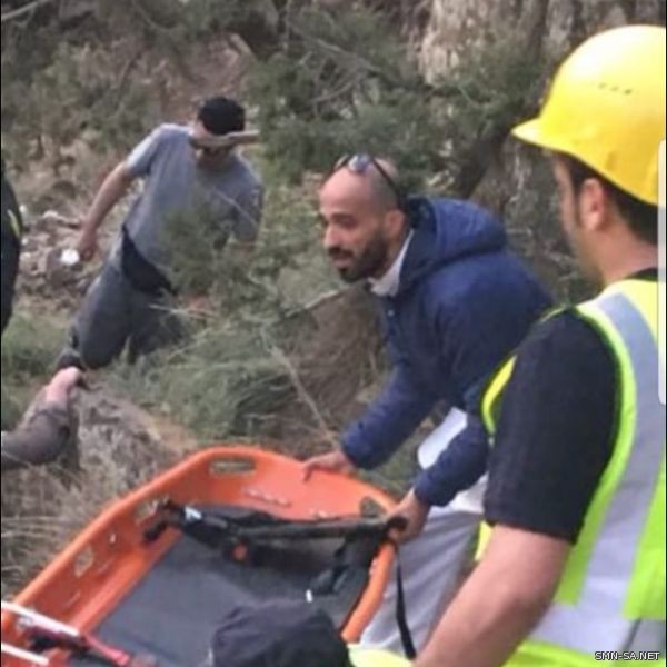 مدني عسير ينتشل شاباً احتجز في منطقة وعرة بمنتزه السوده