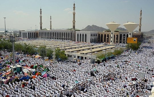 مسجد نمرة يكتسي البياض في يوم عرفة