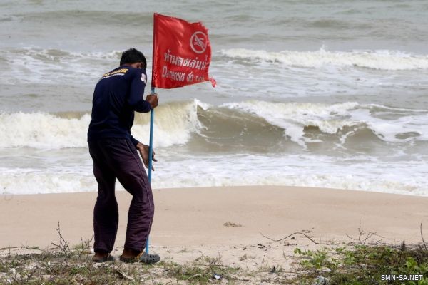 آلاف السياح يفرون من جزر تايلاندية قبيل وصول العاصفة بابوك