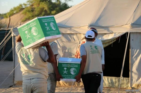 مركز الملك سلمان للإغاثة يدشن توزيع مساعدات غذائية للنازحين في مخيم الركزة بمحافظة مأرب