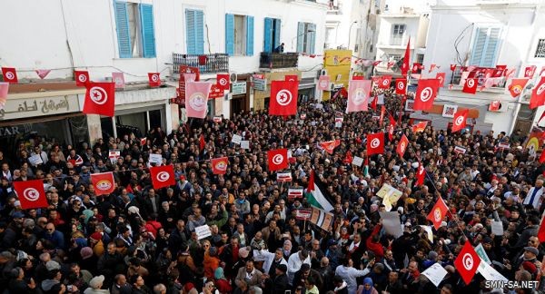 إضراب يشل النقل الجوي والبحري والبري في تونس وآلاف يطالبون برفع الأجور