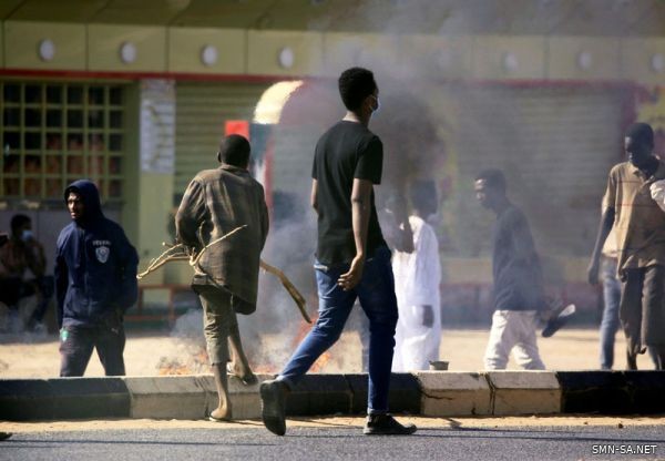 زعيم المعارضة في السودان يدعو البشير للتنحي وخروج مئات في مسيرة