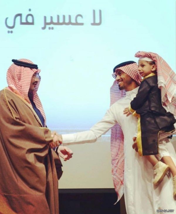 أمير منطقة عسير يكرم الفريق الطبي الذي أنقذ الطفل محسن بمستشفى أبها للولادة والأطفال