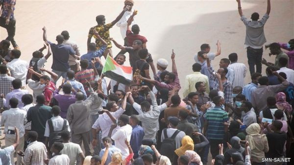 مقتل شرطي سوداني متأثرا بجروحه عقب رشق المحتجين لسيارته بالحجارة