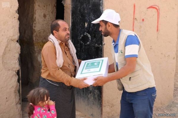 مركز الملك سلمان للإغاثة يوزع 4,500 كرتون تمر في مديريات رغوان ومجزر ومدغل بمحافظة مأرب