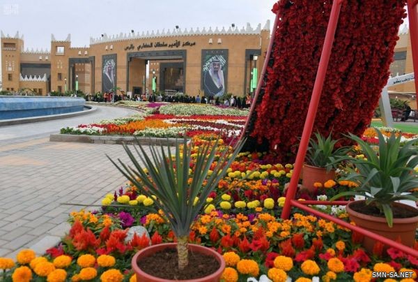 سجادة الزهور تجذب زوار مهرجان الزهور والبيئة الثالث بالرس