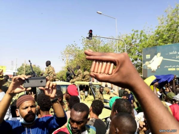 استمرار الاعتصام أمام مقر القيادة العامة وسط انتشار للجيش السوداني