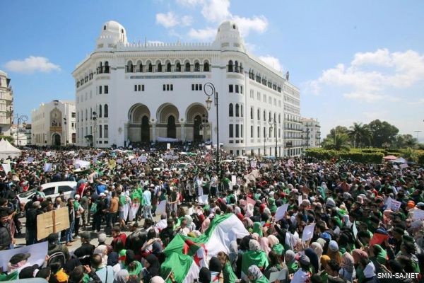 عودة عشرات الآلاف من المحتجين إلى شوارع الجزائر للمطالبة بإصلاح جذري