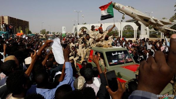 آلاف السودانيين يصلون الجمعة خارج وزارة الدفاع والحشود تطالب بحكم مدني