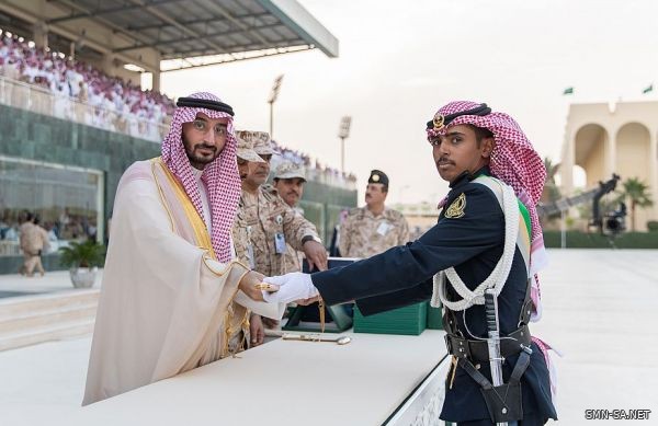 سمو وزير الحرس الوطني يرعى حفل تخريج دورة تأهيل الضباط الجامعيين الـ 30 والدفعة الـ 35 من طلبة كلية الملك خالد العسكرية