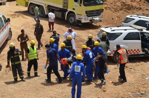 مدني تبوك ينقذ 10 أشخاص احتجزوا في انهيار سقف نفق تحت الإنشاء