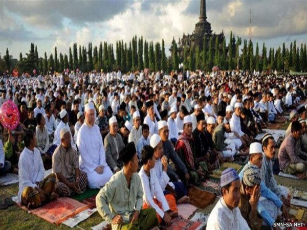 الملايين من المسلمين حول العالم يحتفلون بعيد الفطر