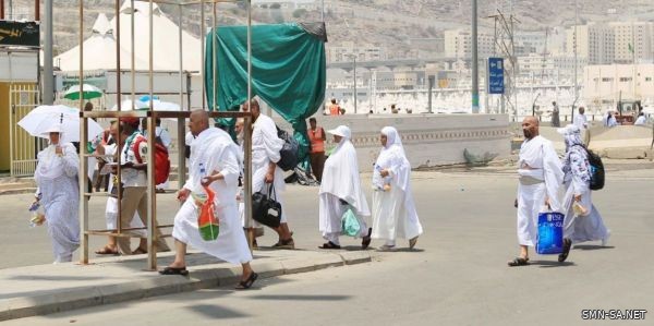 حجاج بيت الله الحرام يتوافدون إلى مشعر منى لقضاء يوم التروية