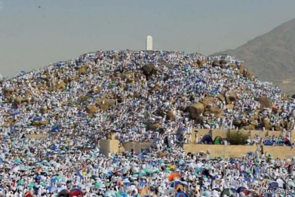 جموع حجاج بيت الله الحرام تستقر على صعيد عرفات الطاهر