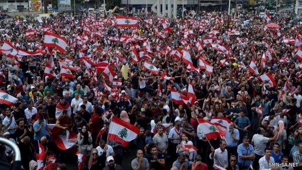 الحريري يتفق على إصلاحات وسط احتجاجات تعم لبنان بسبب أزمة اقتصادية