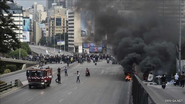 بعد أن شهد يوم الأربعاء عودة الحياة تدريجياً ..اللبنانيون يعودون لإغلاق الطرق