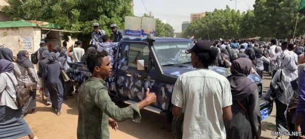 رئيس الوزراء السوداني يأمر بالتحقيق في استخدام قوات الأمن العنف ضد محتجين في الخرطوم