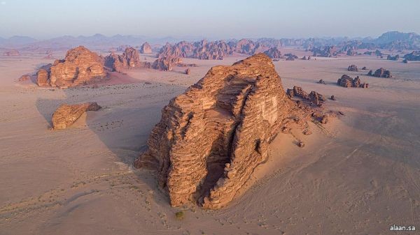 تبوك جبال من الأحجار الرملية في صحراء حسمى الآن