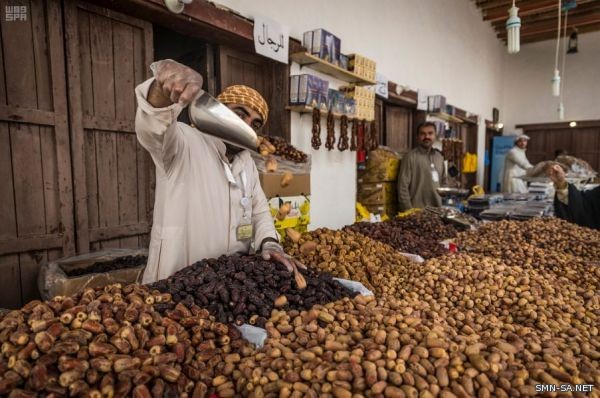 إقبال كبير من زوار الجنادرية على شراء تمور ( العجوة )