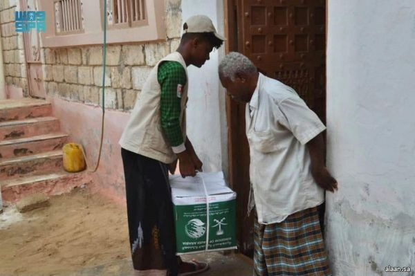 مركز الملك سلمان للإغاثة يوزع 20 طنًا من السلال الغذائية في حضرموت