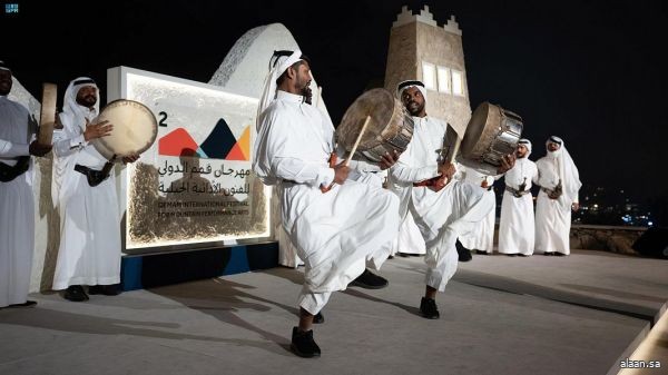 مهرجان قمم الدولي يعرِّف زواره بلون «الرزفة» النجراني