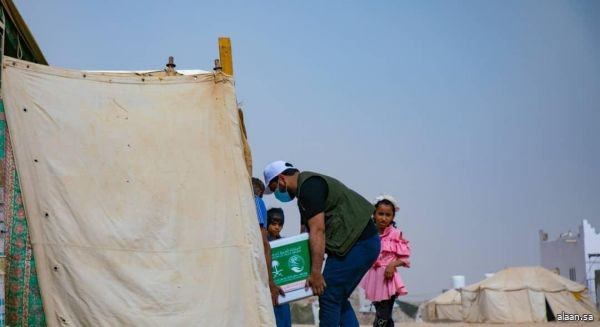 مركز الملك سلمان للإغاثة يوزع أكثر من 25 طنًا من السلال الغذائية في مديرية المدينة بمحافظة مأرب