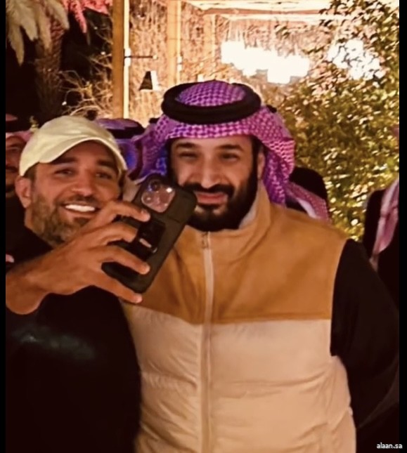 سموّ ولي العهد الأمير محمد بن سلمان في أحد مطاعم العلا .. والمتواجدون يوثقون فرحتهم به