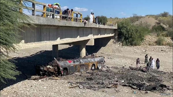 نزيف حوادث السير الدامية في باكستان لايتوقف .. أكثر من خمسين قتيلا في حادثين منفصلين لحافلة وقارب