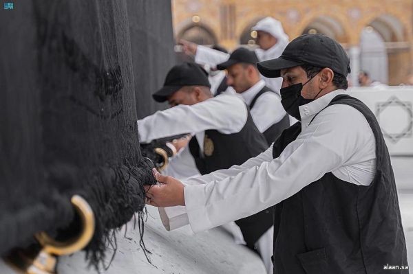 للحفاظ على رونقها .. صيانة كسوة الكعبة المشرفة استعدادًا لشهر رمضان المبارك