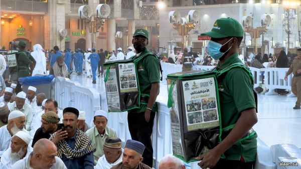 "إكرام مكة" تحفظ فائض طعام الإفطار في ساحات المسجد الحرام