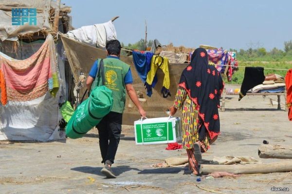 مركز الملك سلمان للإغاثة يوزع 680 حقيبة إيوائية في منطقة كشمور بإقليم السند بباكستان