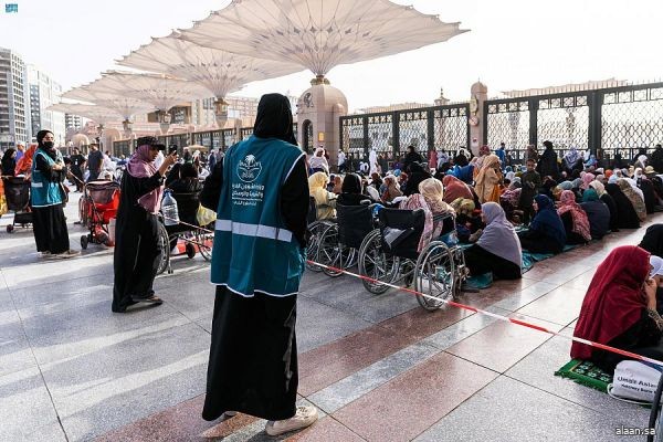 أكثر من 80 متطوعًا بأمانة المدينة يعملون علي تنظيم الحشود وسفر الإفطار بساحات المسجد النبوي