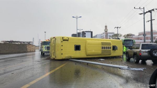 انقلاب أحد باصات طالبات جامعة الملك خالد وإصابة (١٥) طالبة اليوم