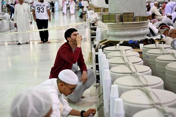 400 طنٍّ من ماء زمزم لزوار المسجد النبوي يوميًّا في شهر رمضان