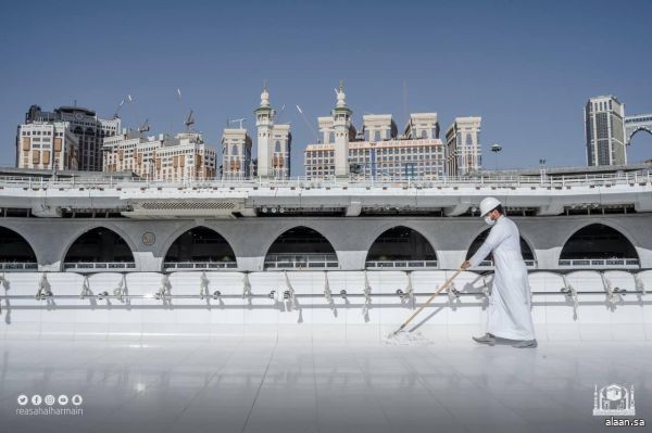 العاملون على نظافة سطح الكعبة المشرفة: مشاعر الاعتزاز تتوج شرفنا بخدمة قبلة المسلمين