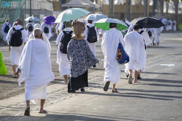 لقضاء يوم التروية  .. حجاج بيت الله الحرام يتوافدون إلى مشعر منى