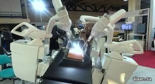 روبوت جراح يتدرب على نقل أحاسيس لمسية