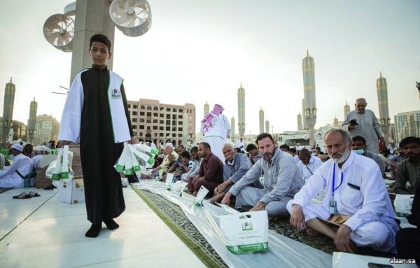 يمثلون 7 جهات .. 681 متطوعاً يبذلون 20 ألف ساعة لخدمة زوار المسجد النبوي خلال شهر ذي الحجة