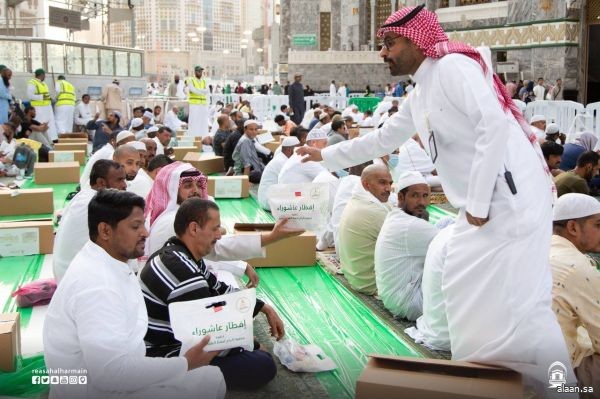 شؤون الحرمين : 36 ألف وجبة إفطار للصائمين بالمسجد الحرام خلال عاشوراء