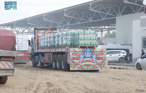 مجموعة جديدة من القوافل الإغاثية السعودية تعبر رفح الحدودي متوجهة إلى قطاع غزة