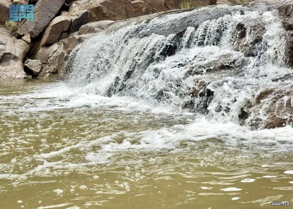 شِعب القمراء .. أيقونة السياحة بين أحضان الطبيعة البكر بنجران