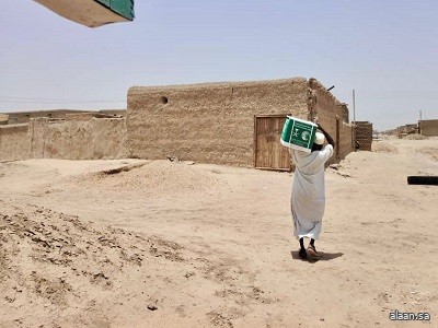 مركز الملك سلمان للإغاثة يوزع 900 سلة غذائية في محلية الدبة بجمهورية السودان