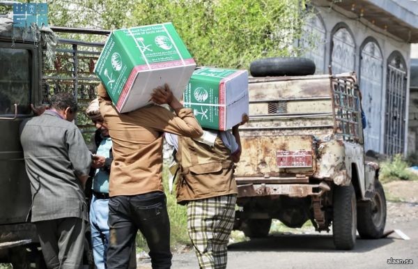 مركز الملك سلمان للإغاثة يوزع 211 سلة غذائية في مديرية المواسط بمحافظة تعز