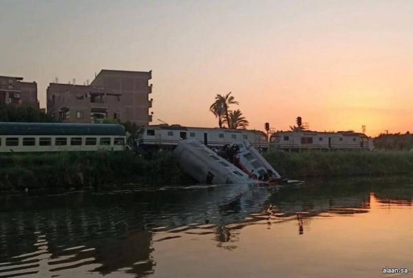 مصر.. تصادم قطارين بالمنيا وسقوط عربتى ركاب فى ترعة الإبراهيمية